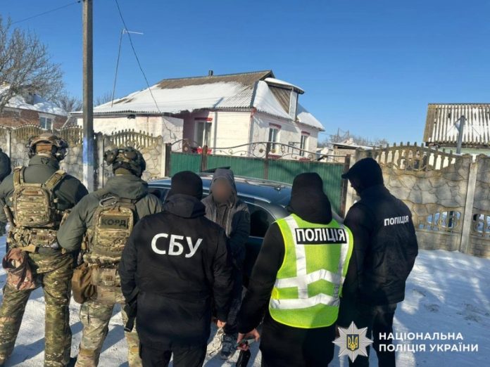 «Чорний» арсенал на продаж: на Вінниччині оперативники викрили канал збуту зброї