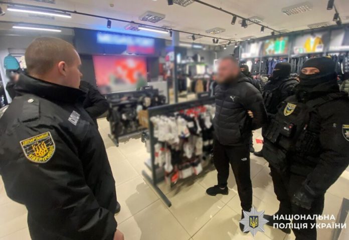 КОРД і СБУ затримали вінничанина, який обіцяв нелегальний виїзд за кордон