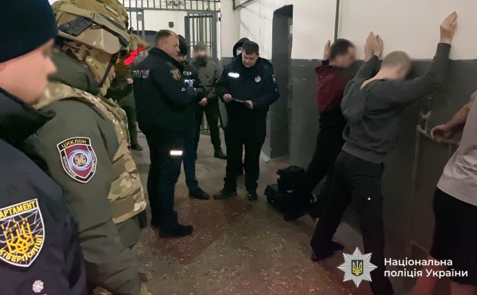 «Служба безпеки банку» з-за ґрат: поліція повідомила про підозру шахраям