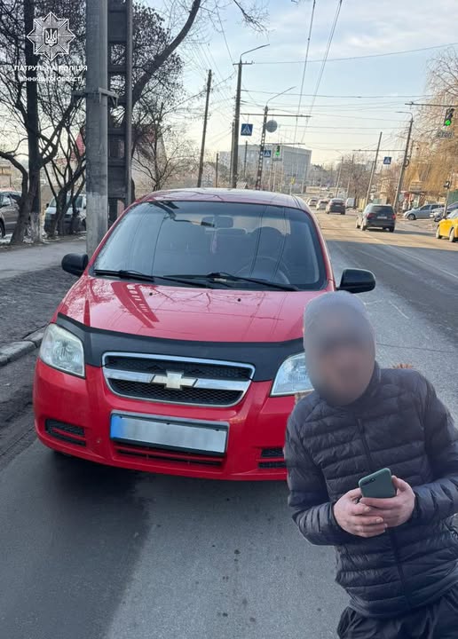 Без посвідчення і з підозрою на наркотики: у Вінниці відсторонили водія Chevrolet