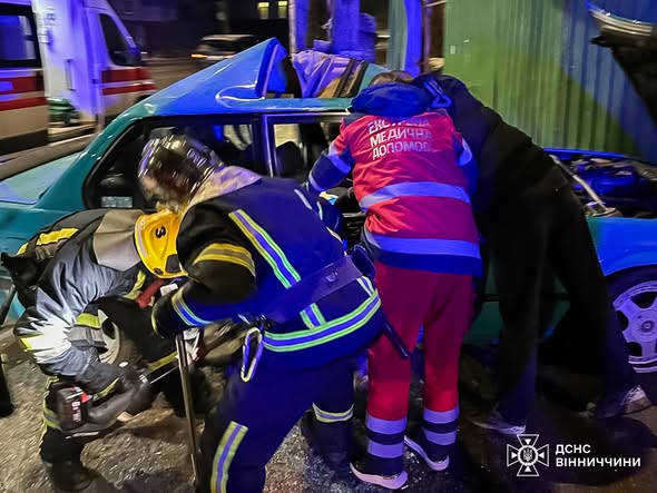 У Вінниці легковик врізався в електроопору: водія затиснуло в салоні