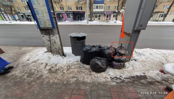 Пакети з відходами на зупинках: муніципальна варта склала адмінпротоколи