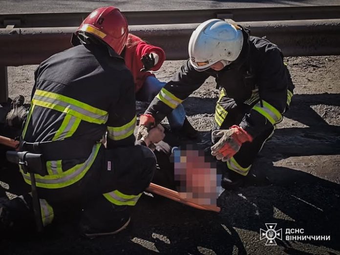 Поблизу Немирова легковик врізався у відбійник: рятувальники допомагали медикам