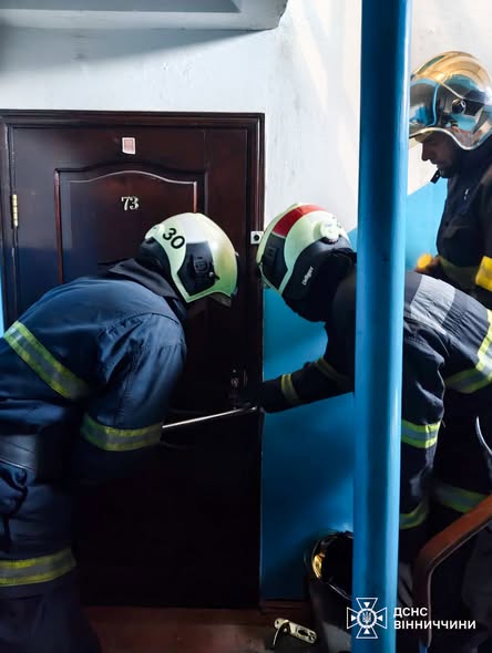 У Вінниці та Ладижині надзвичайники відчиняли двері, щоб врятувати літніх людей