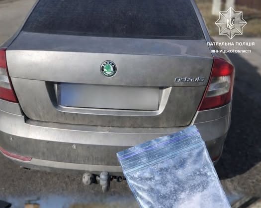Водій Skoda відмовився від огляду на сп’яніння: у машині знайшли підозрілий пакет