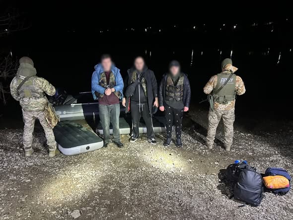 Нічний «круїз» зірвано: прикордонники затримали чоловіків на матрацах посеред Дністра
