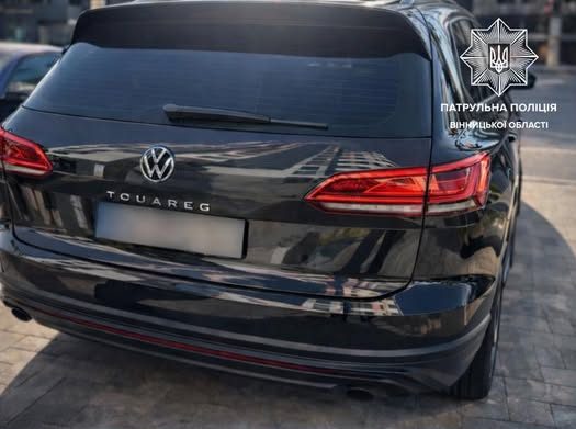 Водія, позбавленого прав і з підозрілою речовиною, затримали патрульні у Вінниці