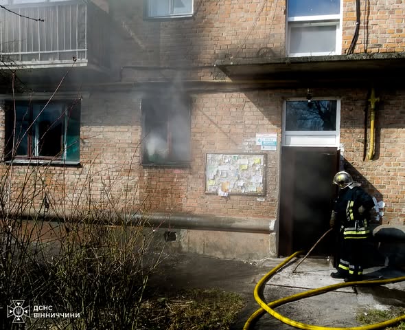 У Вінниці рятувальники загасили пожежу в п’ятиповерхівці: власниця не постраждала