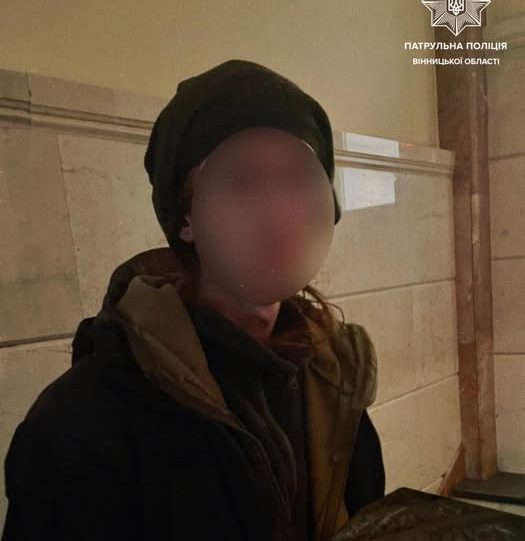 На Привокзальній затримали чоловіка, який перебував у розшуку та мав підозрілу речовину