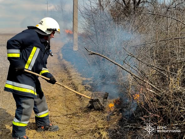 Вогонь не зупиняється: рятувальники Вінниччини гасили 20 пожеж за добу