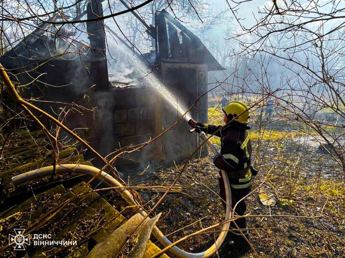 На Вінниччині горіли приватні домоволодіння: обійшлося без постраждалих