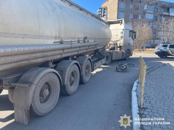 У Гайсині під колесами вантажівки загинула літня велосипедистка