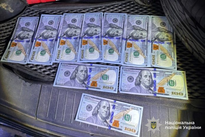 1000 доларів за “вирішення питання”: на Вінниччині задокументували спробу підкупу поліції