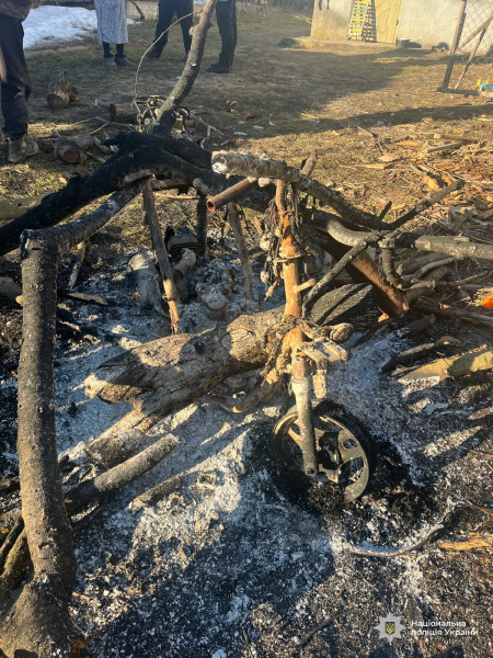Поліцейські Бершаді затримали чоловіка, який підпалив мопед односельця