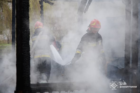 На Вінниччині чоловік намагався самотужки загасити пожежу та постраждав