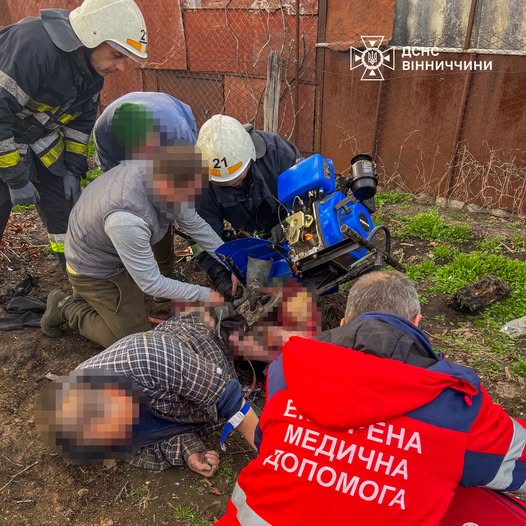 На Вінниччині чоловіка затисло в мотоблоці — він у важкому стані