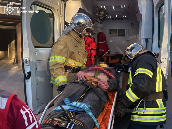 У Вінниці надзвичайники допомогли чоловіку, який з необережності впав зі скелі