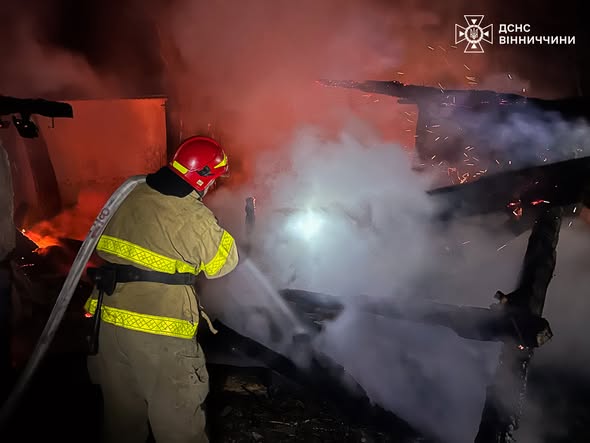Через куріння та необережність з вогнем: на Вінниччині горіли будинок і господарча споруда