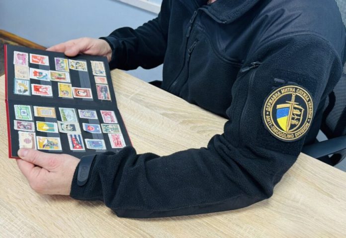 У Могилеві-Подільському зупинили вивезення філателістичної колекції