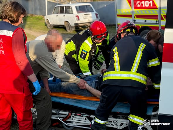 На Вінниччині односельчани рятували чоловіка, чию ногу затягнуло в мотоблок