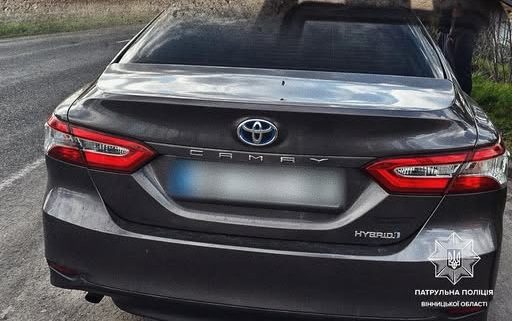 Патрульні зупинили викрадену Toyota Camry: машину розшукувала поліція Києва
