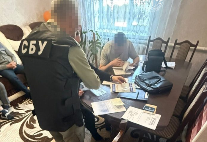 За 00 з клієнта: на Вінниччині викрили схему фальшивих документів для відстрочки