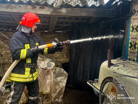 Горіли будинки, шини та суха трава: рятувальники 12 разів виїжджали на пожежі