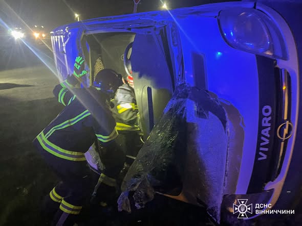 Дві серйозні ДТП на Вінниччині: мікроавтобус перекинувся, є загиблий