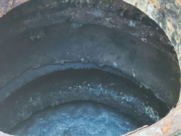 Порушення санітарних норм у Сабарові: мешканці облаштували вигрібну яму з шин