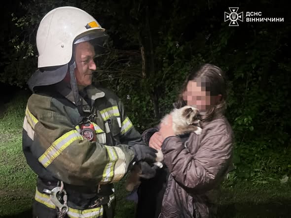 Вінницькі рятувальники врятували собаку та кошеня з 20-метрової криниці