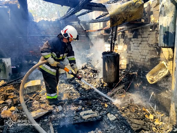 У Гайсинському районі через коротке замикання загорілася господарська споруда