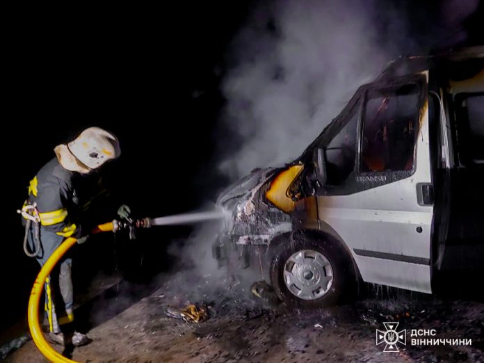 Поблизу Немирова під час руху загорівся мікроавтобус: на Вінниччині за добу ліквідували 11 пожеж