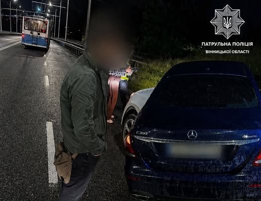 Позбавлений прав водій на Mercedes спричинив аварію у Вінниці