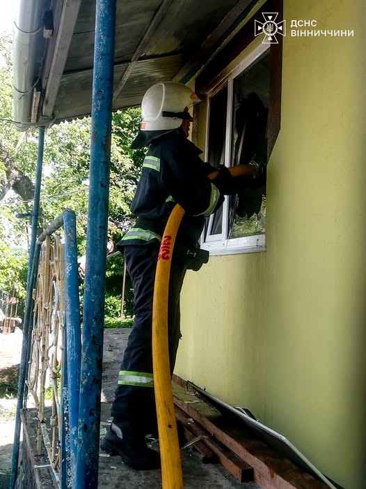 На Вінниччині рятувальники ліквідували пожежу в приватному будинку