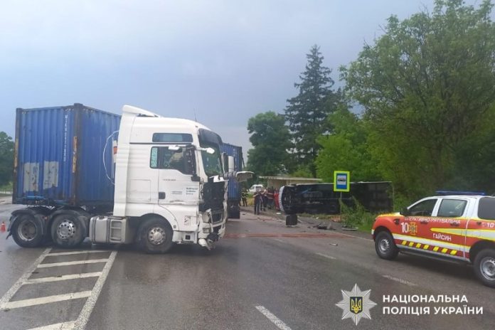 У Гайсинському районі зіткнулися вантажівка та маршрутка: постраждали вісім людей
