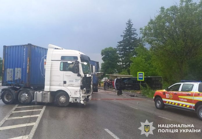 На Вінниччині вантажівка зіткнулася з автобусом: серед постраждалих є неповнолітні