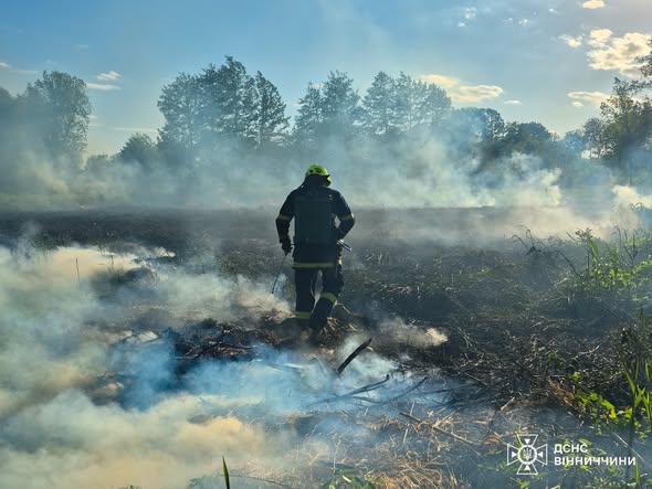 Рятувальники Вінниччини за добу 9 разів гасили пожежі на відкритих територіях