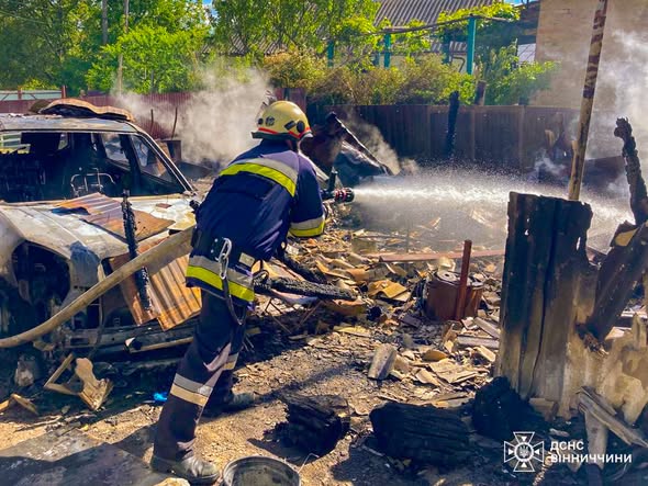 У Вінницькій області рятувальники гасили будинок і гараж: без постраждалих