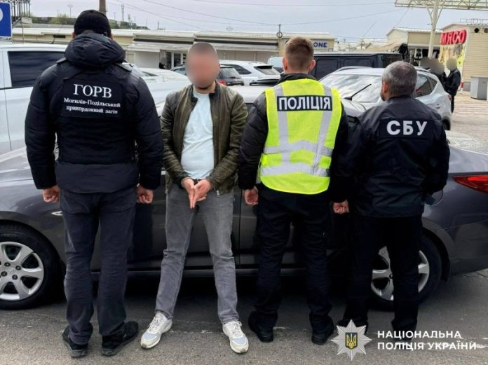 За 00 обіцяв вивезти чоловіка за кордон: на Одещині затримали організатора схеми
