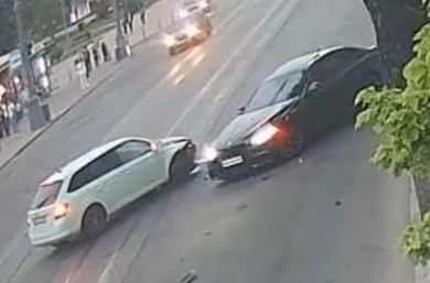 Аварія в центрі Вінниці потрапила на камери: зіткнулися BMW і Skoda