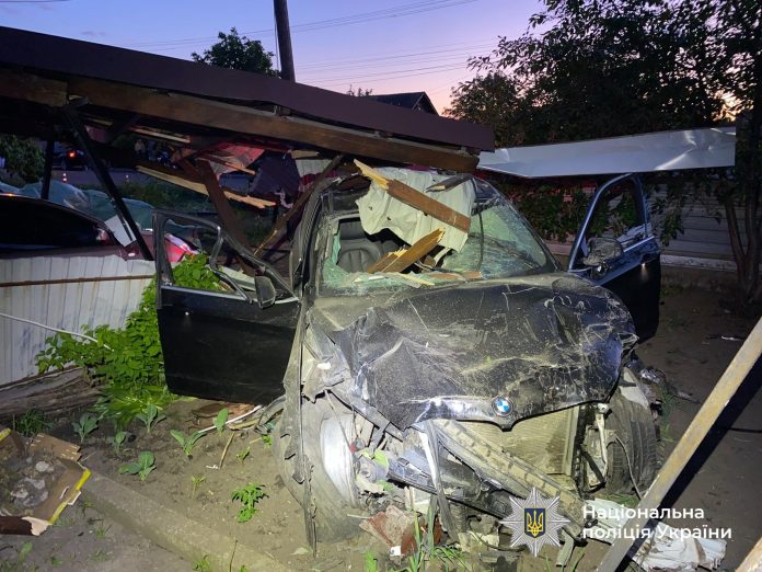 У Вінницькій області люк на дорозі спровокував аварію за участі двох BMW