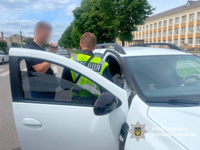 Депутат і посередник попалися на хабарі за вплив на земельні торги на Вінниччині