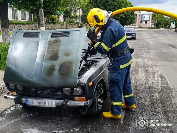 Пожежа просто під час руху: у Бершаді ледь не згорів легковий автомобіль