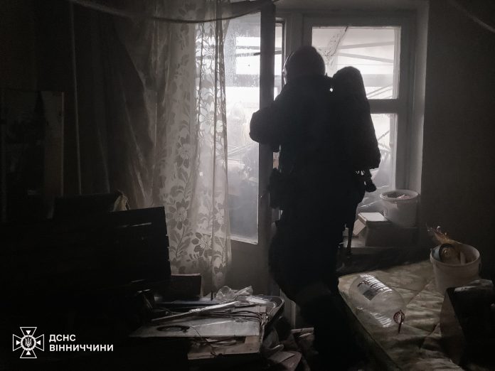 Сусіди помітили дим і викликали рятувальників: у Вінниці горів балкон на п’ятому поверсі