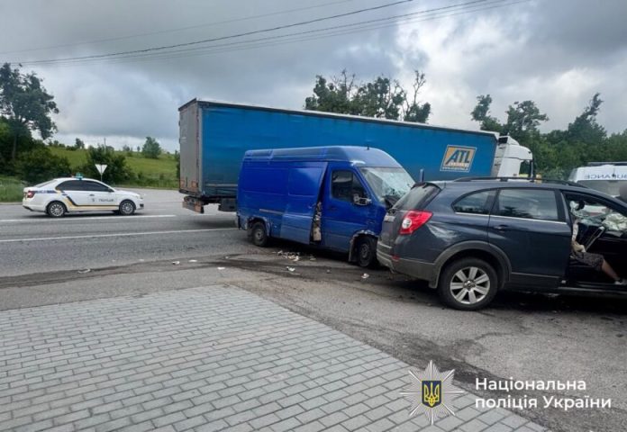 Пасажир опинився в лікарні після потрійної ДТП на Вінниччині