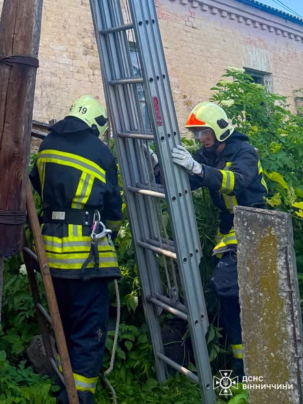 Трагедія у Калинівці: рятувальники знімали з електроопори чоловіка без ознак життя
