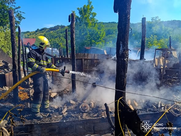 У Вінниці та Могилів-Подільському районі горіли гаражі: причиною стало коротке замикання