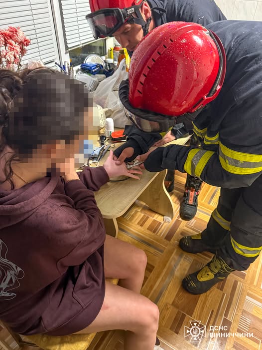 У Вінниці надзвичайники допомогли жінці позбутися каблучки, що застрягла на пальці