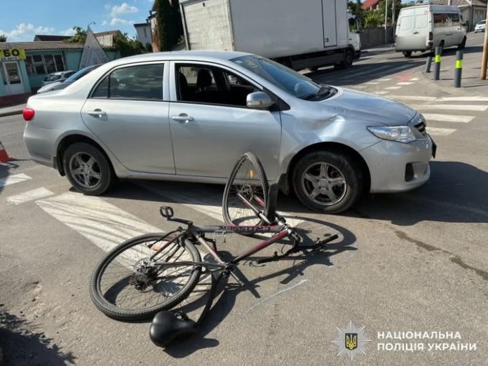 На перехресті у Вінниці Toyota наїхала на велосипедиста, хлопця госпіталізували