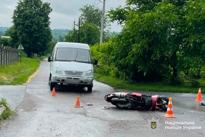 У Дашеві зіткнулися фургон і скутер: постраждала 38-річна жінка